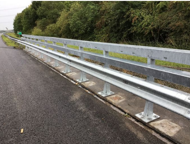 Dagelijks zijn onze aannemers op pad om onze infrastructuur op orde te houden. Zo ook op de A44. Is het jou al opgevallen dat we hier rond de Kaagbrug de vangrail hebben vervangen? Het gaat om in totaal 350 meter. Een goede vangrail is onmisbaar in onze infrastructuur.