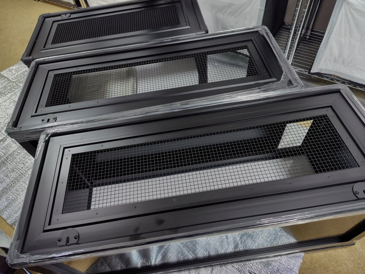 2023_pcmc's tweet image. RCスタジオさんにご無理を言って製作していただいた110×45×45のケージ。
この微妙なサイズ感が個人的には良いと思います。奥がスタンダードモデルの90×45×45のケージ。