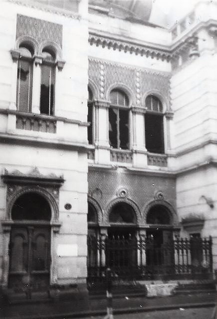 archivwien's tweet photo. Heute jährt sich das #Novemberpogrom vom 9./10. November 1938, das in Wien von besonders großer Brutalität gegen Jüd*innen gekennzeichnet war. Im Bild die ausgebrannte Synagoge in der Leopoldsgasse im 2. Bezirk. Mehr dazu im #WienGeschichteWiki 👉 https://t.co/LDCrsfmXaa https://t.co/Op2ravFhYw