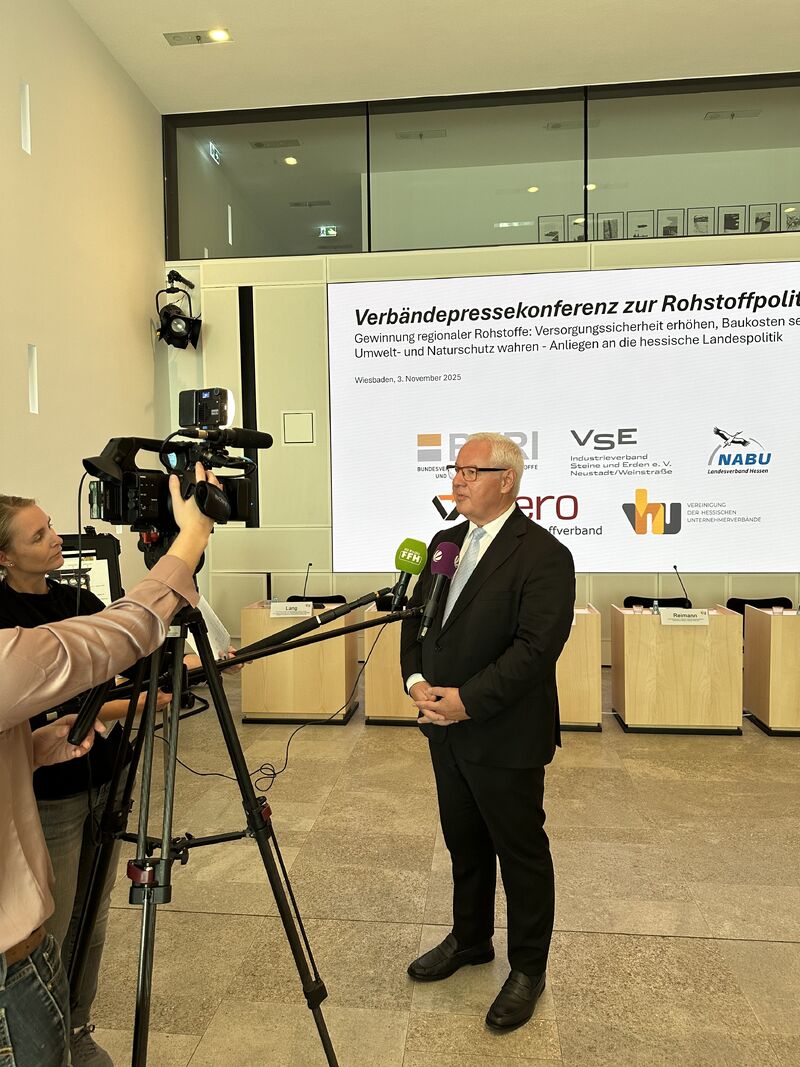 VhUHessen's tweet photo. 🔶 Rohstoffe aus Hessen sichern Versorgung &amp; senken Baukosten.

VhU &amp; Verbände fordern: schnellere Genehmigungen, praxistaugliche Regeln und Akzeptanz für regionale Rohstoffgewinnung im Einklang mit Natur- und Artenschutz. ⚙️🌿 #Rohstoffpolitik

👉 Zur PM: https://t.co/xwSz1nflnG https://t.co/ACYcxdzB2x