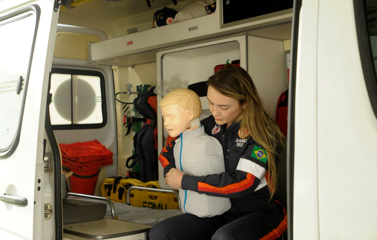 Entenda as novas orientações para manobras de desengasgo. O novo protocolo inclui golpes também nas costas de adultos e crianças maiores de um ano. Em bebês, as compressões devem ser realizadas com a palma da mão, ao invés dos dedos. 

📲Saiba mais: encurtador.com.br/OcUz