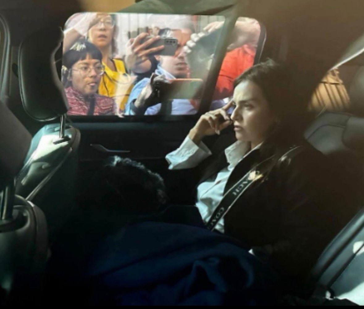 flatwhitedoble's tweet photo. Es una vergüenza como la presidenta y el gobernador de Michoacán presumen planes y sonríen sobre la tragedia de Uruapan.

Para la víctima no hay fotografía, no hay compromiso público, no hay nada, solo intimidación. 

Así de ruines. https://t.co/sDTaVapVUk
