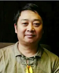 陳雲飛：領導
從希特勒、斯大林、毛澤東走後，感覺「領袖」這個詞在社會上突然絕跡似的。取而代之的，更廣泛的，耳熟能詳的是「領導」二字。如某「領導」批示；某「領導」指示；某「領導」親自安排、親自指揮、親自部署等。2012年，感覺我就被遇到這樣一個「領導」。
minzhuzhongguo.org/?p=110403