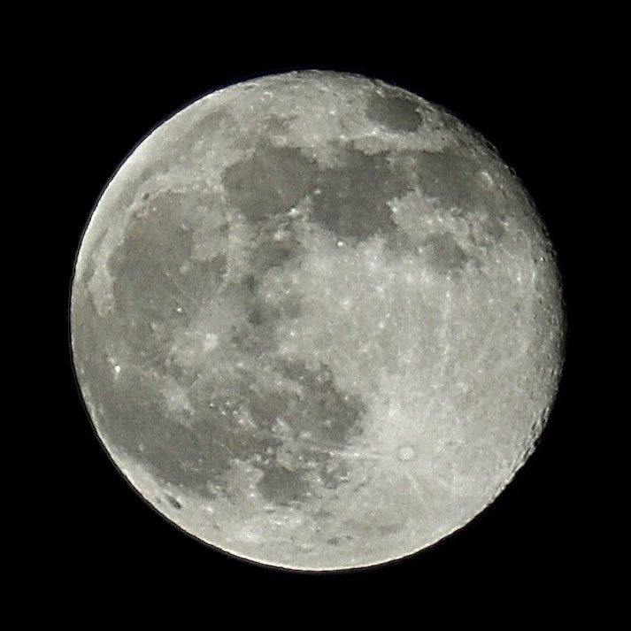 e7_7e's tweet photo. 昨日は曇ってたので、
ちょいスーパームーンの今日。
まぁまぁの出来。良きかな🌕

#昨日がスーパームーン 　#canon 
#moonshot2025 https://t.co/IKYGRftLJQ