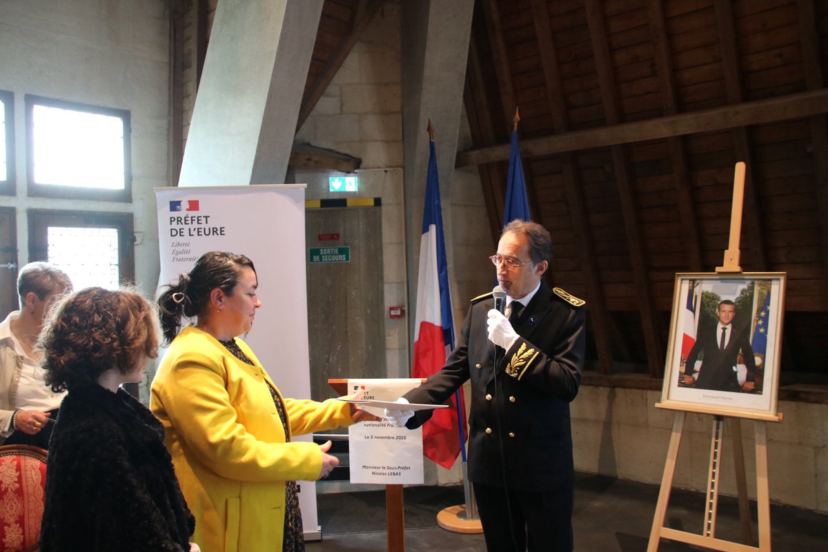 Prefet27's tweet image. #Citoyenneté | Le sous-préfet des Andelys a remis à 44 Eurois leur décret de naturalisation au château de #Gaillon 🏰

Cette cérémonie solennelle et pleine d’émotion marque leur entrée dans la communauté Nationale🇫🇷 et leur adhésion  aux valeurs Républicaines.

Bienvenue à eux !