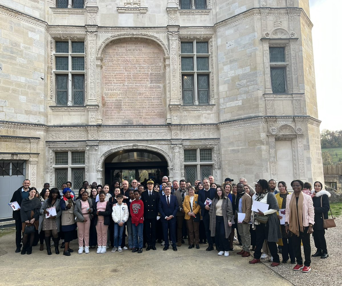 Prefet27's tweet image. #Citoyenneté | Le sous-préfet des Andelys a remis à 44 Eurois leur décret de naturalisation au château de #Gaillon 🏰

Cette cérémonie solennelle et pleine d’émotion marque leur entrée dans la communauté Nationale🇫🇷 et leur adhésion  aux valeurs Républicaines.

Bienvenue à eux !