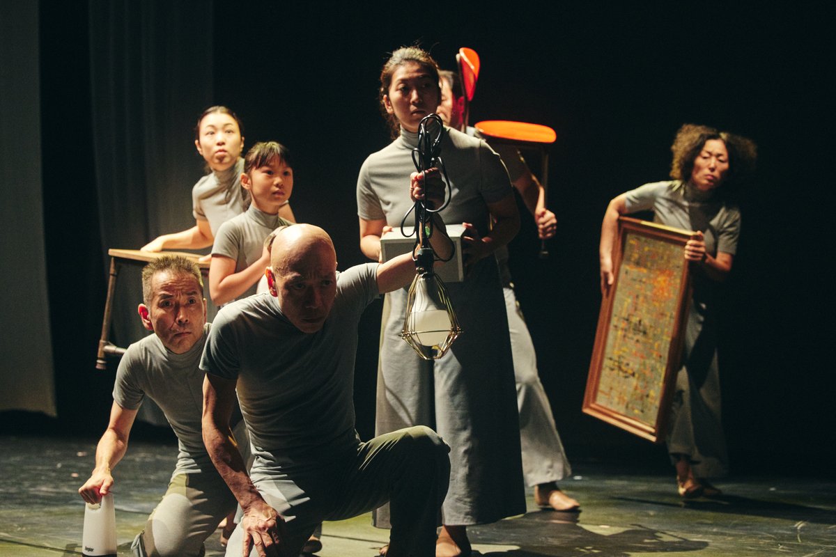 『100年の眠り』11月8日（土）9日（日）＠座・高円寺
言葉だけでなく、音楽を使用しません。新しいことはないのに新しい世界。
演出：小野寺修二
出演：數見 陽子、中江 央、榎本 トオル、崎山 莉奈、雫境、 那須 映里、守屋 水結、小野寺修二
（撮影：鈴木穣蔵）
shuwanomachi.jp/program08.html