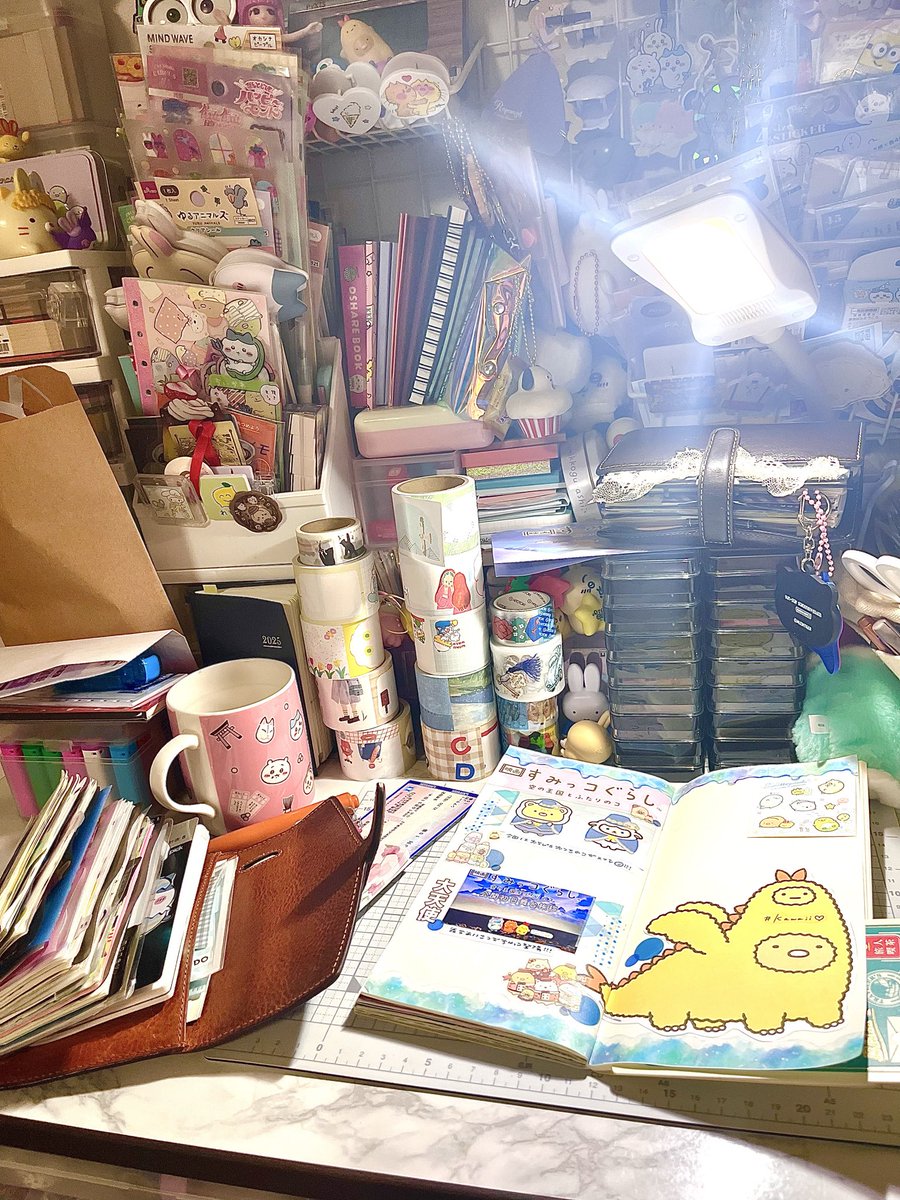 RINA_note's tweet image. テンションぶち上がりすぎて全く眠くないので真剣に手帳タイム突入しようと思います〜₍ᐢ..ᐢ₎ 💓机の上汚いのはいつものことなので気にせずやってこ😇😇😇（あのね、こんなに汚くてもどこに何があるのか把握できてるんだよなあ←）さあ、今日は何時に寝るかなあ〜🤔❓（昼夜逆転直す気なし😮‍💨😮‍💨）