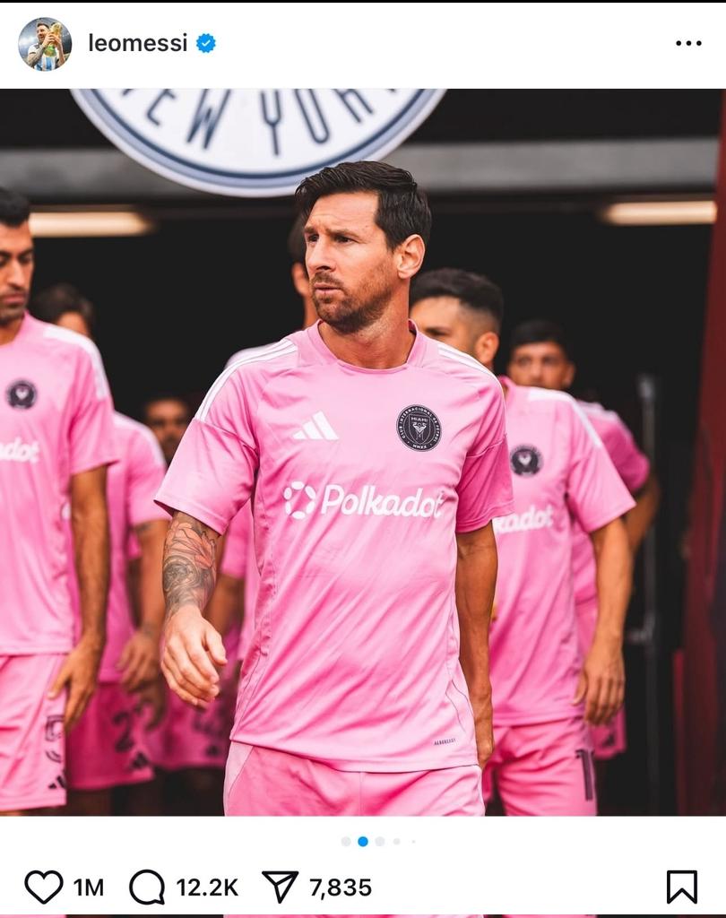 ¿Quién es el mejor futbolista de todos los tiempos? 

Messi.

¿Qué deportista es y ha sido un ejemplo de actitud y valores para niños y mayores?

Messi.

¿Qué lleva Messi en su camiseta? ¿Hace acaso publicidad de "Bitcoin", "Cardano" o "Teléfonica"?

No, en la camiseta de Messi