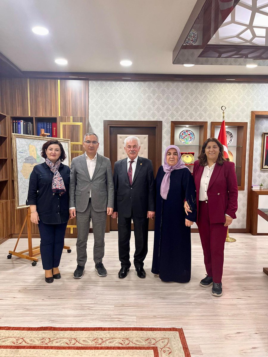 Peçenek Mahalle Muhtarımız Süleyman Ulusu ve Eşi, Kaymakamımız Üzeyir Aziz Özeren'i ziyaret ettiler. Hac kurasında bu yıl Hacca gidicek olan muhtarımız ve eşine Sayın Kaymakamımız hayırlı olsun dileklerini iletti.