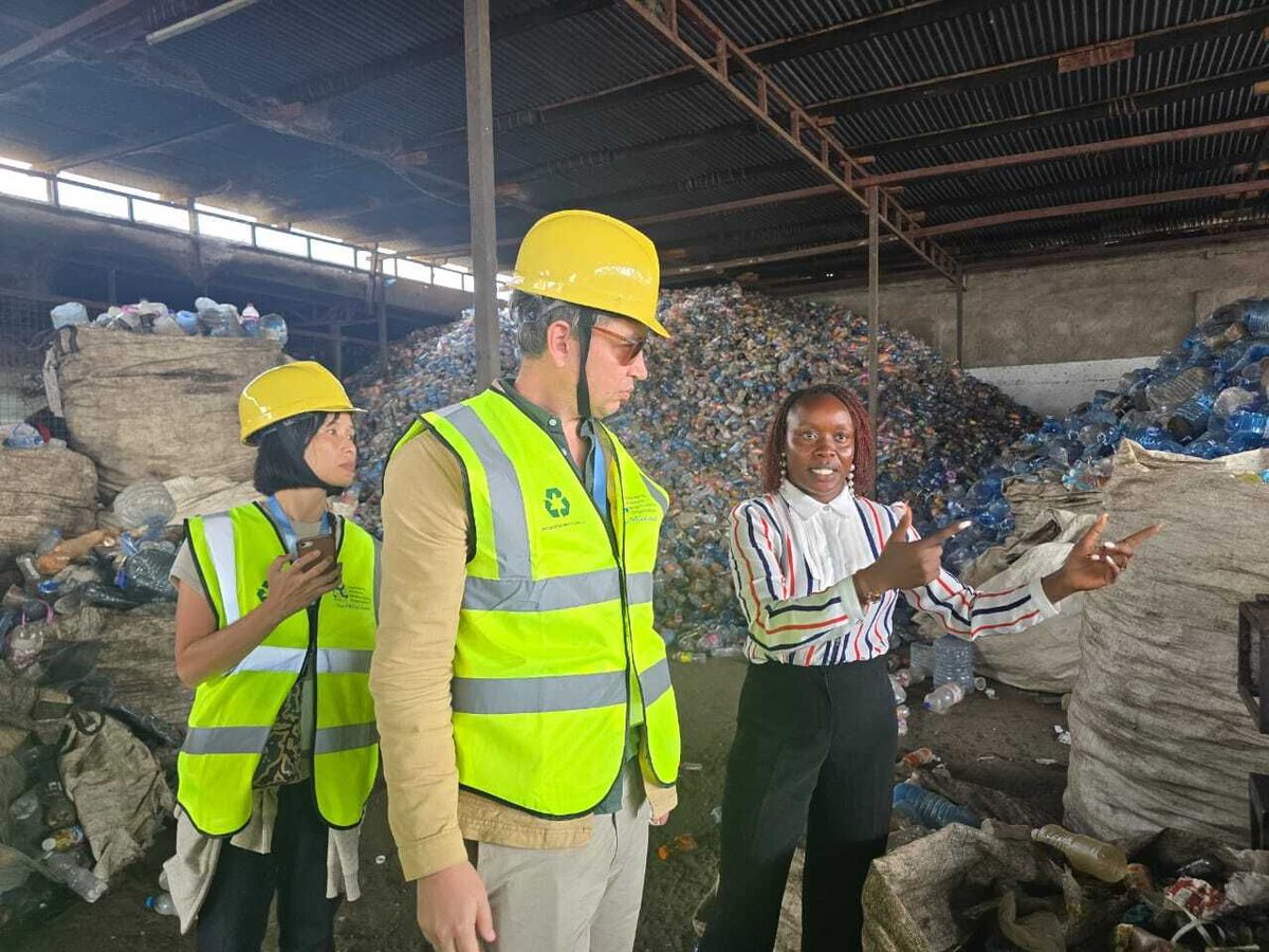 fbralliance's tweet image. During the UNIDO Workshop on Plastic Circular Economy Business Plan Development in Nairobi, we paid a visit to a state-of-the-art plastic recycling facility, exploring advanced sorting technologies that are driving Africa’s circular economy.

#UNIDO #FBRA #ResourceEfficiency