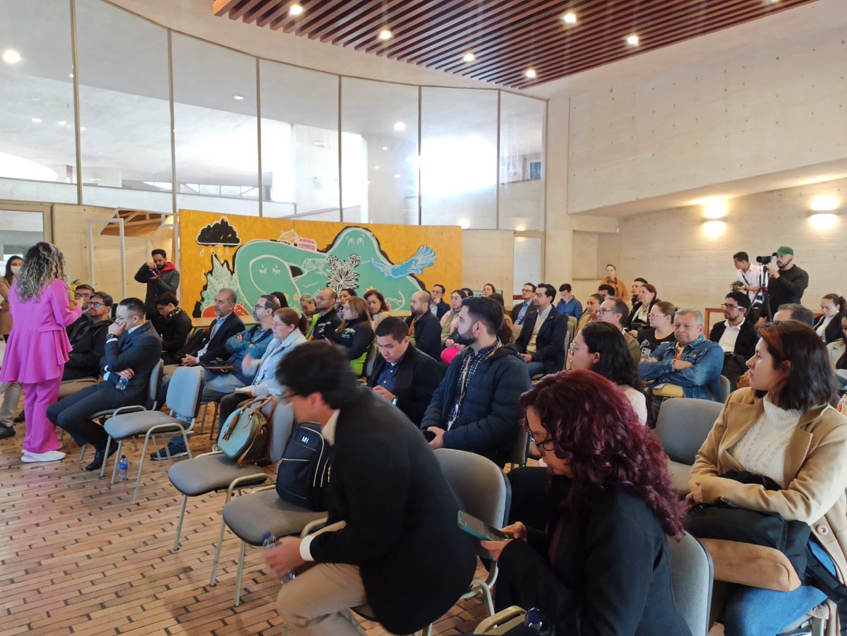 #AEstaHora desde la 📍Biblioteca Virgilio Barco presentamos el balance de las áreas de cesión pública definidas en actuaciones urbanísticas que no han sido entregadas y/o tituladas al Distrito, acompañan concejales, entes de control y <a href="/CAMACOLBOGOTA/">Camacol B&C</a> por #MásYMejorEspacioPúblico