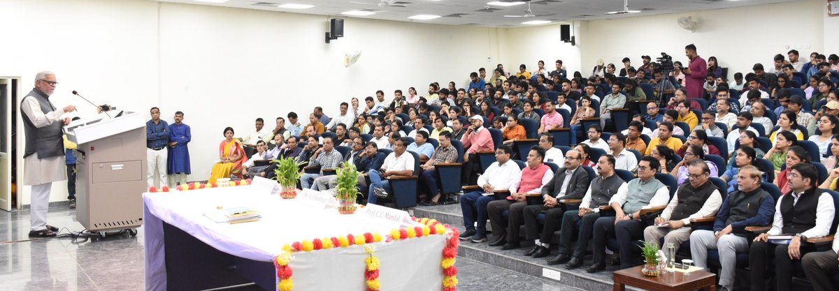 राजस्थान केन्द्रीय विश्वविद्यालय में 'भारतीय ज्ञान परम्परा' विषय पर आयोजित विशेष व्याख्यान के मंच पर उपस्थित कुलपति प्रो आनन्द भालेराव एवं प्रतिभागी आचार्य गण व छात्र समुदाय।