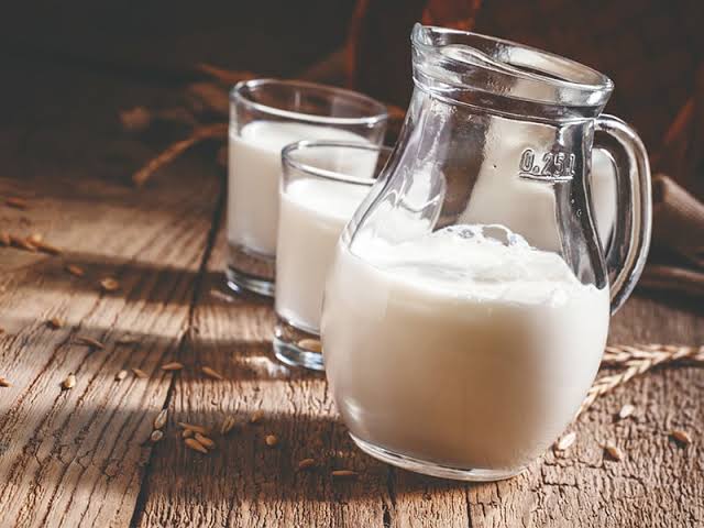 sholard_mancity's tweet photo. My X family, I tweeted that earlier because of something quite concerning.

You know how fresh milk usually spoils within hours?

Well, to prevent that, some farmers and business people have been adding chemicals to extend shelf life, things like formalin or hydrogen peroxide.

Others even use urea to make the milk appear more creamy and frothy.

My people, if you have time, please go read about the health implications of consuming food containing formalin or urea.

I tell you  things out there are not good. 😔

By the way, we already have samples undergoing analysis. There’s a lot I’ll be sharing with you in due time.

NB ;- not all people do this . But some do it . And it's difficult to distinguish between the two 

You asked us to look into milk, and we’re doing exactly that. ✊🏽