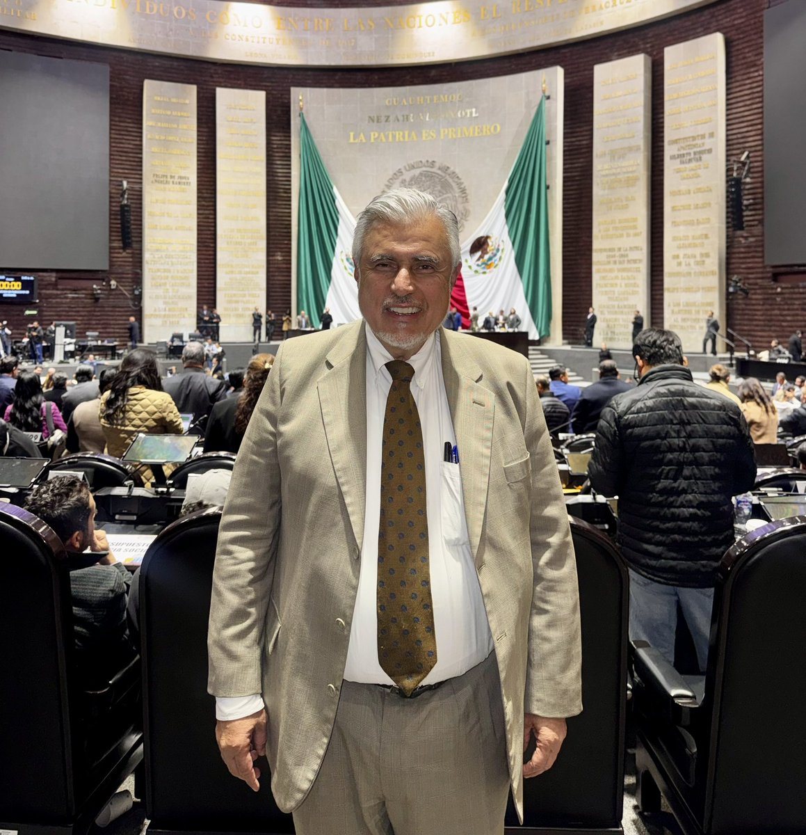 NarroJose's tweet image. A las 5:30 AM, tras más de 20 horas sin descanso, aprobamos el #Presupuesto2026🇲🇽
Mientras los gobiernos del PRIAN recortaban al pueblo para enriquecer a unos cuantos, hoy destinamos cada peso a la #justicia social, al #campo, a la #educación y a la #salud.

La #4T no se detiene.