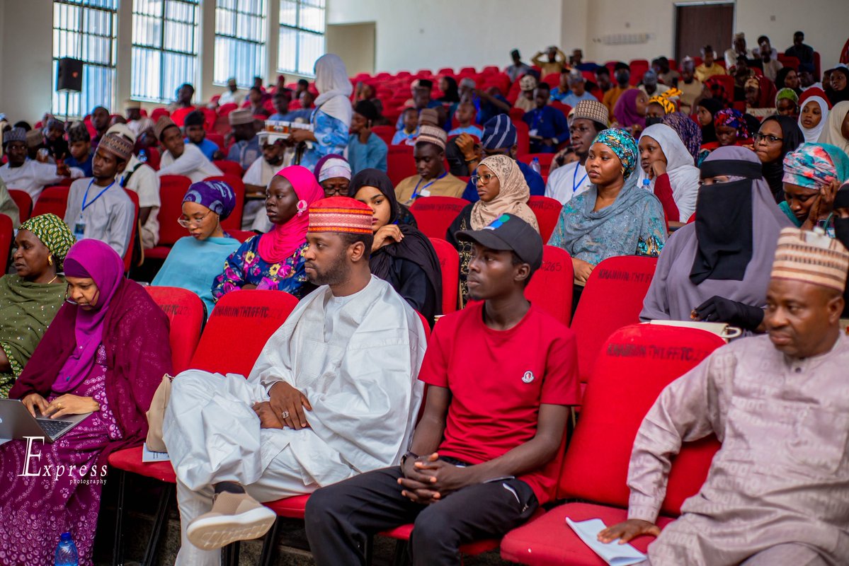 Tech_Guy00's tweet image. #PhotoSpeaks with my mentor, DG @hallirunazeer , at the Kids to the World Summit organized by the Creating Happiness Foundation.