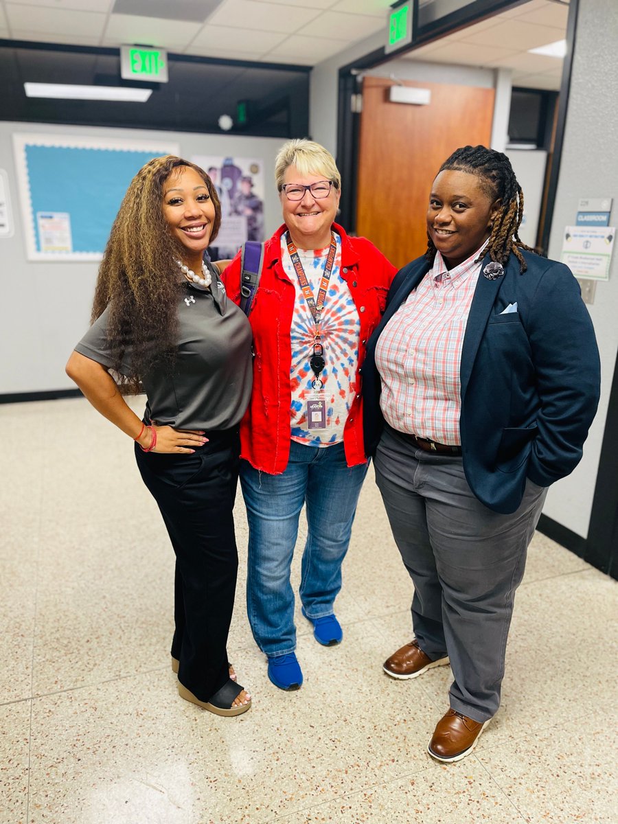 gccisd_edtech's tweet image. 📣 Learning never stops for our Elementary Ed Tech Team! We had a great day leading district PD sessions over Pear Deck and Digital Engagement Tools to help teachers make learning more interactive and fun. 📱