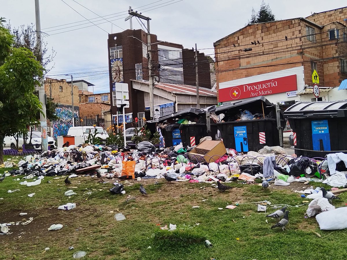 En Usme no aguantamos más la ineficiencia de <a href="/CarlosFGalan/">Carlos F. Galán</a>
El sur sostiene el relleno sanitario de toda Bogotá y, aun así, vivimos entre montañas de basura.
Mientras los barrios del sur respiramos contaminación y desigualdad, la alcaldía más técnica del mundo guarda silencio.