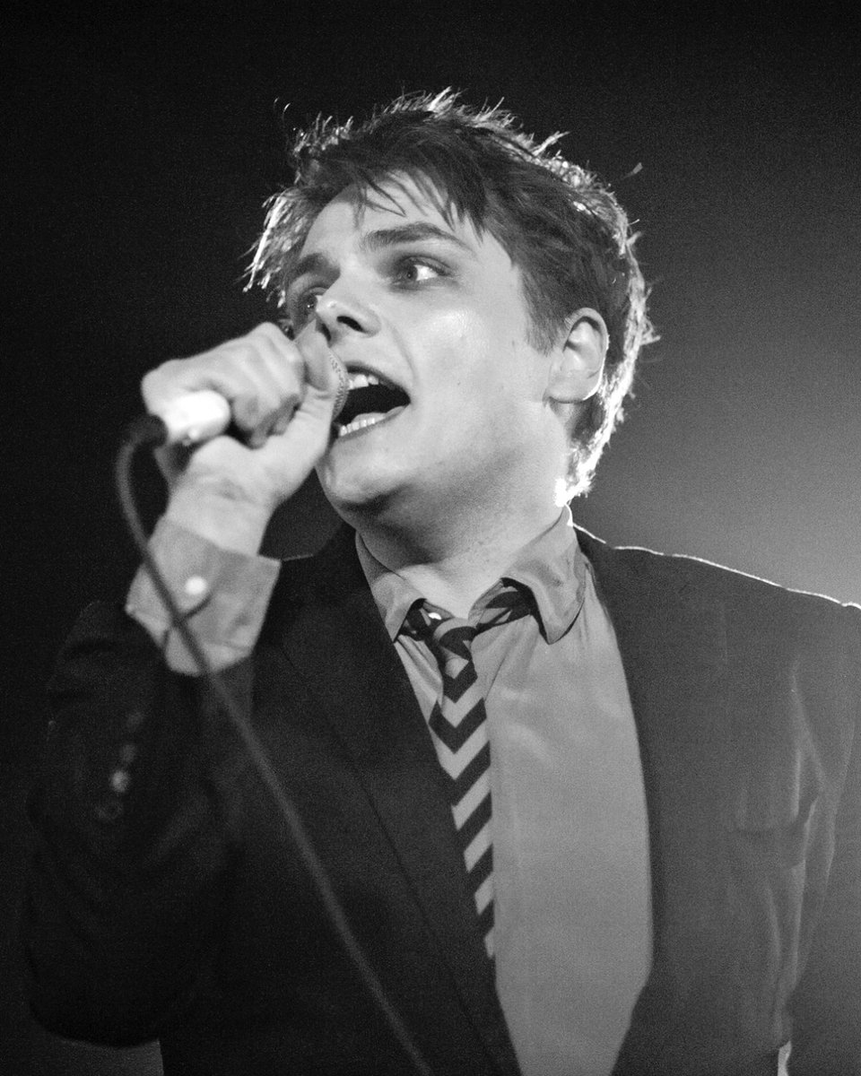O2AcademyOxford's tweet photo. Over a decade ago #OnThisDay in 2014, Gerard Way performed at #O2AcademyOxford as part of his debut solo album tour, Hesitant Alien π½
Were you there? π€
πΈ @slb_photo https://t.co/MzQPmG5qIY
