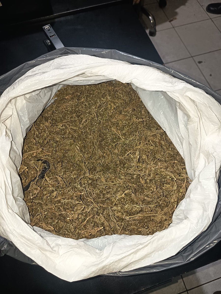 #AHORA En un operativo antinarcótico en la 19 avenida, entre 9.a y 10.a calle, zona 6, policías de la SGAIA de la PNC reportan la incautación de cuatro paquetes y un “colmillo” con cocaína, además de una bolsa con marihuana que estaban en un vehículo abandonado. En otro caso, un