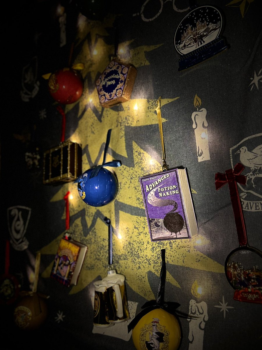 Binn_Caaa's tweet image. Salut!で買ったタペストリーツリーを思い出し飾りました✧*｡
小さき頃からオーナメントのきらきらが指に着くの好きだった。
アイシャドウみたいに目に塗ってた。
 #HarryPotter 
 #Xmastree