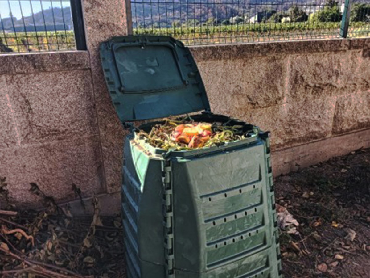 SogamaXunta's tweet image. ♻️ A compostaxe doméstica medra en Verín 🌱
Cen familias participan xa no programa apoiado por #Sogama e a Mancomunidade, reducindo residuos e transformando restos orgánicos en compost natural 💚
#Compostaxe #GaliciaSostible #EconomíaCircular