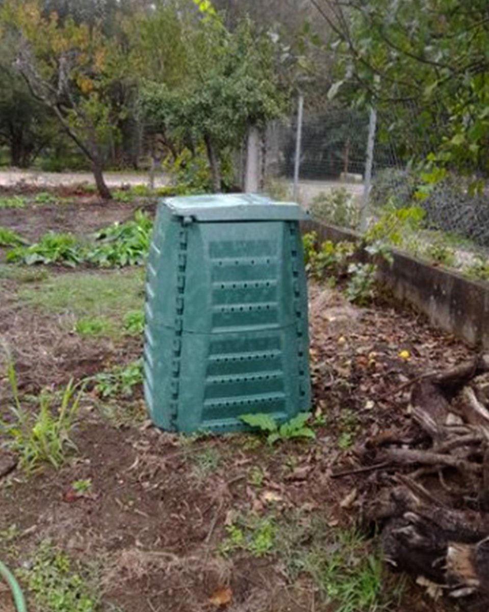 SogamaXunta's tweet image. ♻️ A compostaxe doméstica medra en Verín 🌱
Cen familias participan xa no programa apoiado por #Sogama e a Mancomunidade, reducindo residuos e transformando restos orgánicos en compost natural 💚
#Compostaxe #GaliciaSostible #EconomíaCircular