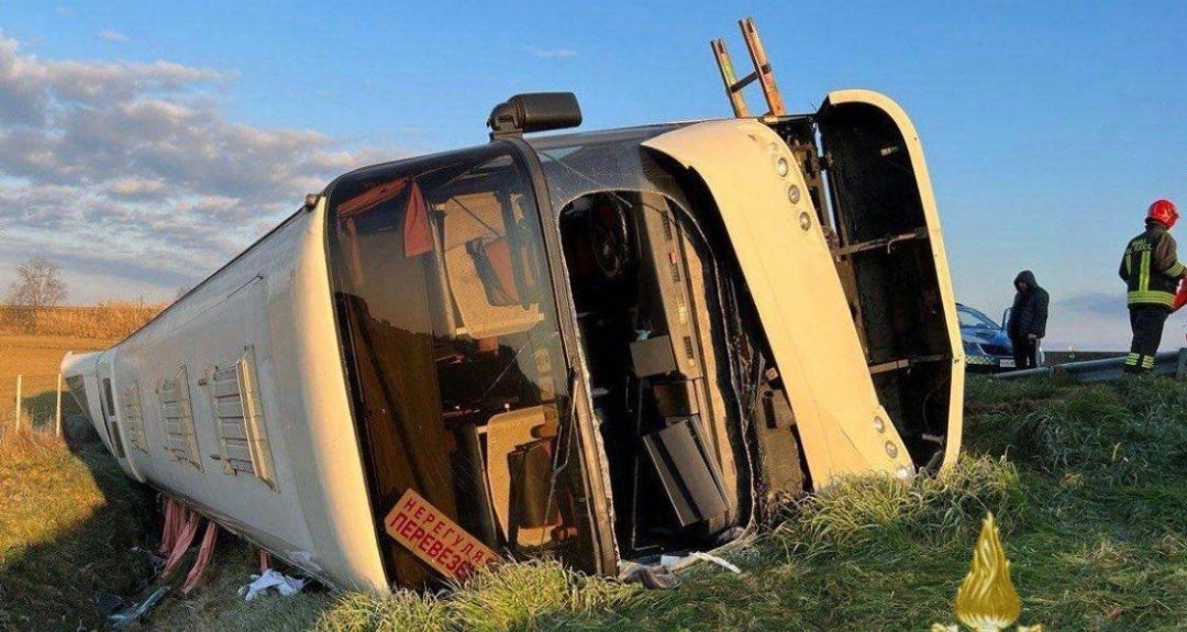 📣...اول خبر لهدا اليوم من إيطاليا🇮🇹 و لا حديث في هذا البلد إلا عن مهاجرين🇲🇦  نجحوا في إنقاذ 50 تلميذا من حريق اندلع في حافلة مدرسية ببلدة شمالي إيطاليا ومن المنتظر أن يحظى البطلين🇲🇦 بتكريم رسمي خلال الأسابيع المقبلة تقديرا لشجاعتهما.
#اخبار_بلادي_مع_هشام