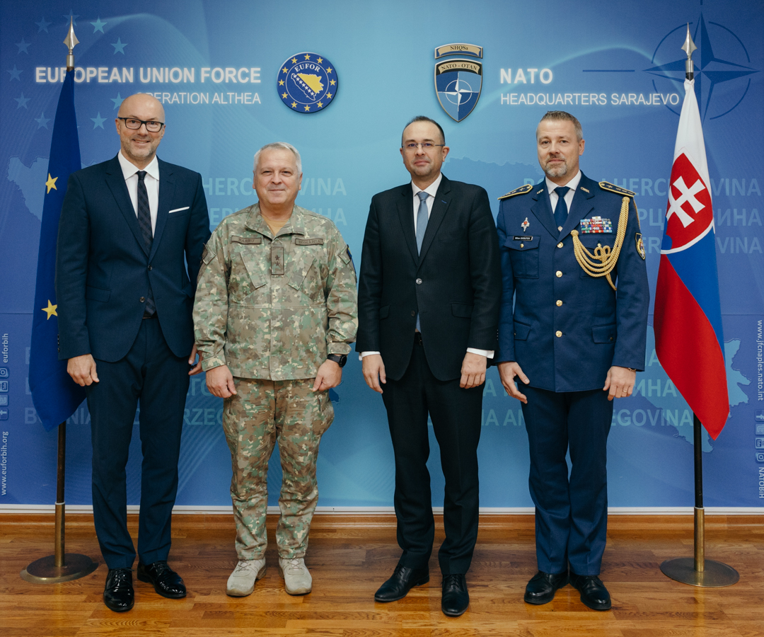 Today at Camp Butmir, COM EUFOR MG Florin Barbu had the pleasure of welcoming Mr. Rastislav Chovanec, Deputy Minister at the Slovak Ministry of Foreign and European Affairs, together with HE Roman Hlobeň, Ambassador of Slovakia to BiH.
ℹ️tinyurl.com/yc6san9p
#TogetherForBiH