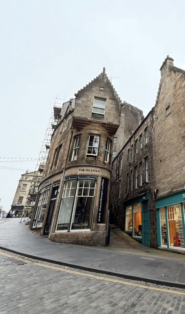 Wanderlusting Travel Bug tweet media