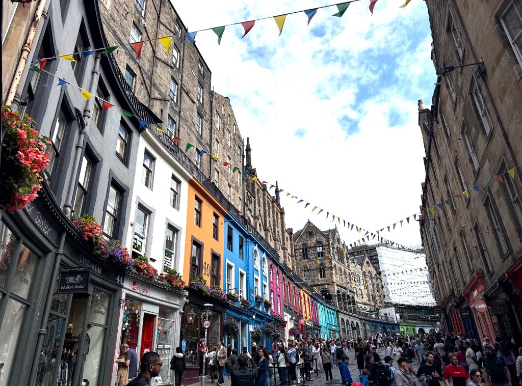 Wanderlusting Travel Bug tweet media