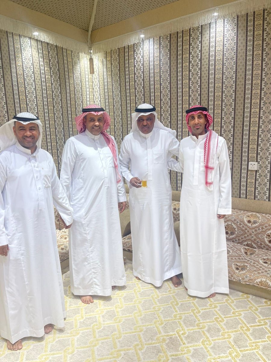 مساء دافئ في ضيافة الغالي محمد علي البركاتي وأهله الكرام ،وبرفقة العزيزين الزميل عبدالله فلاته ولاعب نادي الوحدة السابق بندر البركاتي.. لحظات ممتعة اكتمل فيها المعنى ببساطة الود وصدق اللقاء ونقاش الرياضة
<a href="/AbdullaFallatah/">عبدالله فلاته</a> 
<a href="/mohammed_Ali304/">محمد البركاتي</a>