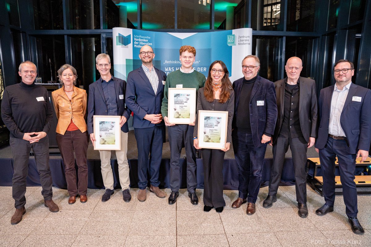 🏆 Preisverleihung Essaypreis "Wirtschaft und Demokratie"  2025 im Rahmen der "Rethinking Liberalism" Konferenz

Wir gratulieren herzlich den Gewinnern und Gewinnerinnen des Essaypreises „Wirtschaft und Demokratie“, den das Zentrum Liberale Moderne gemeinsam mit der