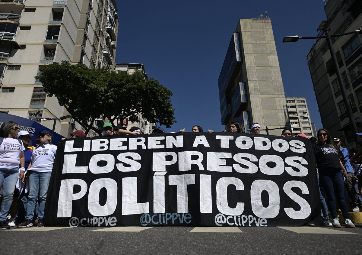 Nicolás Maduro perdió la elección presidencial del #28J y para imponerse exigió a sus cuerpos de represión sumar miles de presos políticos zaperoqueando.blogspot.com/2025/11/murio-…

Entre ellos hubo niños, adolescentes, embarazadas y personas con enfermedades crónicas. Aún hay muchos en la cárcel.