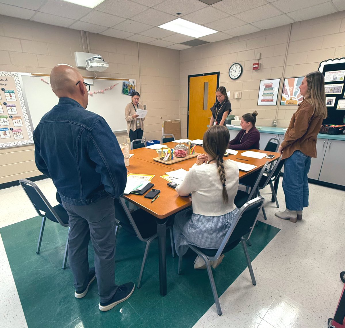 Quick and fun spelling bee simulations today with <a href="/Mrs_ThompsonCST/">EB Thompson</a>! 4th grade teachers are ready for their upcoming classroom bees! 🐝🏆 #RNEGreatThings