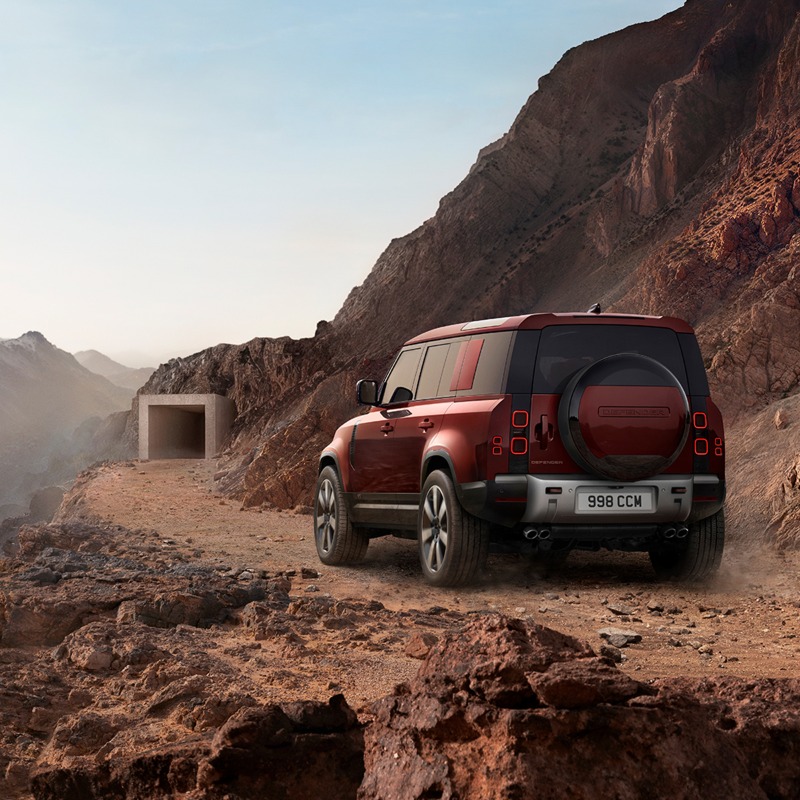 Defender's tweet photo. ديفيندر V8. قوة لاتضاهى. قدرات تتحدى المستحيل.