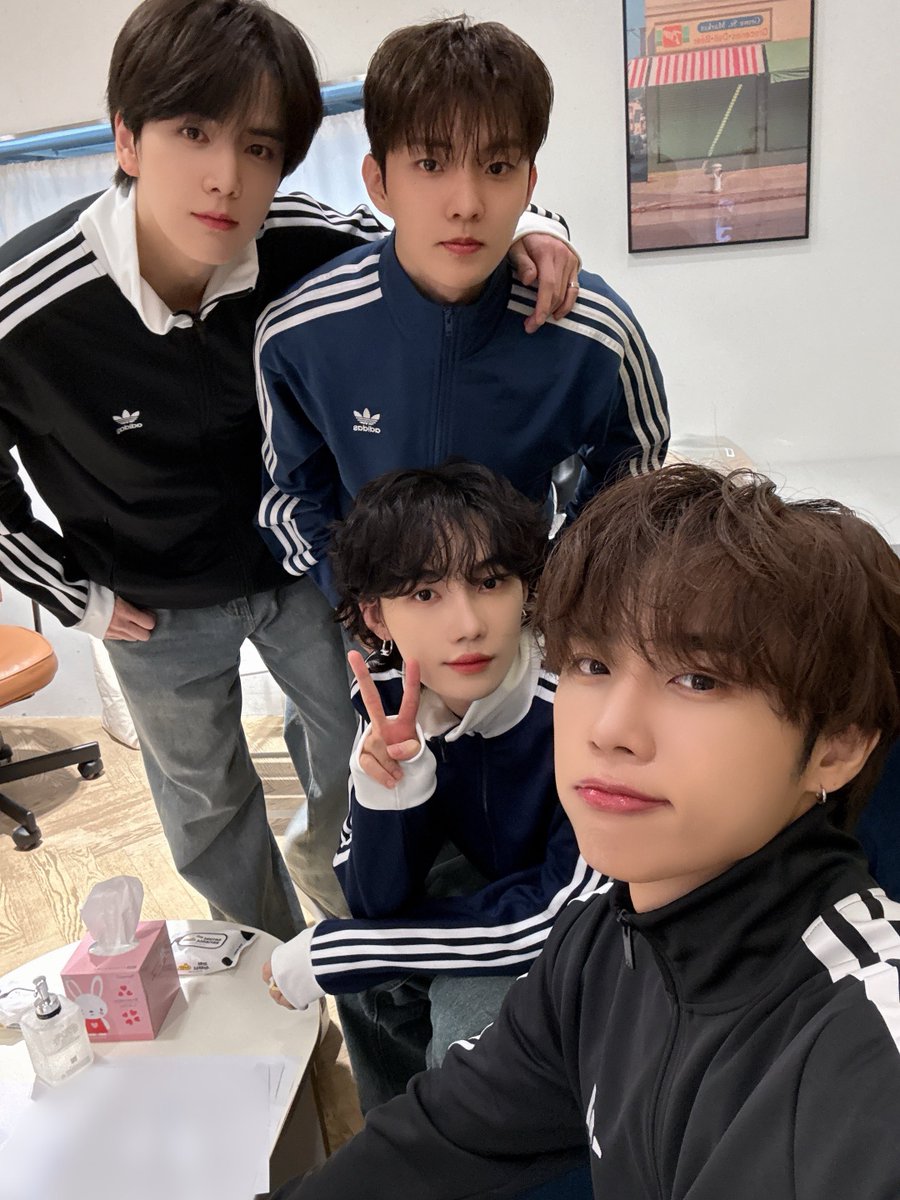 [📸] 더보이즈 The 10th Mini Album 'a;effect' 포토 이벤트 완료💓 체대생 느낌이 물씬 나는 져지 입은 더보이즈😘 오늘도 더비랑 같이 편안한 시간 보낼 수 있어서 기뻤어요🥰

#THEBOYZ #더보이즈
#aeffect #Stylish