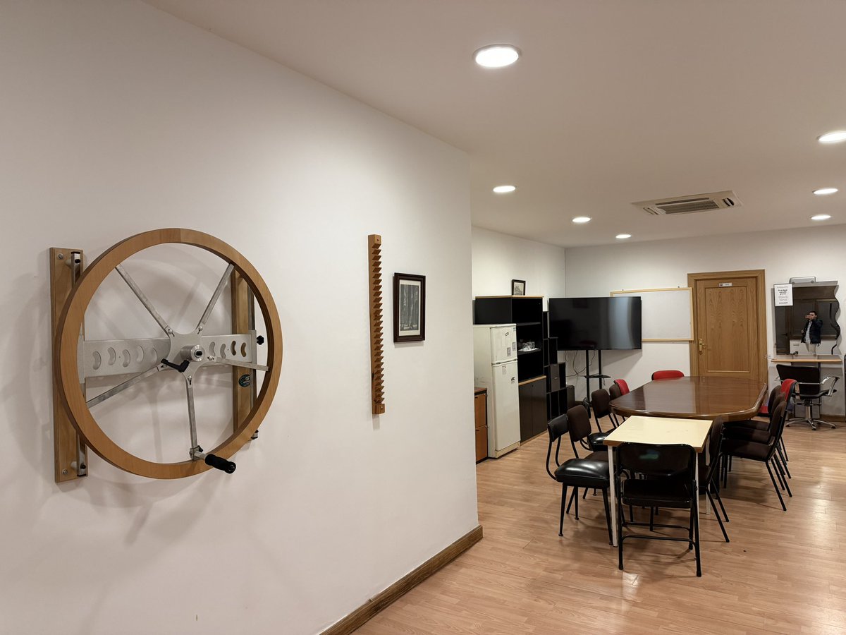 ℹ️ En los últimos días hemos actualizado el Centro de Mayores, instalando en él los aparatos de gimnasia que un día se quitaron, y adquiriendo un nuevo sillón lavacabezas para el servicio de peluquería 💇🏻‍♂️ y una nueva televisión 📺