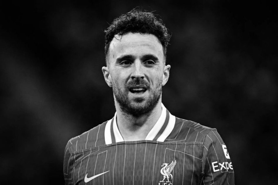 ActuFoot_'s tweet photo. 🎙️ « 𝗣𝗼𝘂𝗿𝗾𝘂𝗼𝗶 𝗻𝗲 𝗽𝗮𝘀 𝗮𝘃𝗼𝗶𝗿 𝗮𝘀𝘀𝗶𝘀𝘁𝗲́ 𝗮𝘂𝘅 𝗳𝘂𝗻𝗲́𝗿𝗮𝗶𝗹𝗹𝗲𝘀 𝗱𝗲 𝗗𝗶𝗼𝗴𝗼 𝗝𝗼𝘁𝗮 ? »

Cristiano Ronaldo 🇵🇹 : « 𝗗𝗘𝗨𝗫 𝗥𝗔𝗜𝗦𝗢𝗡𝗦 :

👉 Depuis la mort de mon père, je ne suis plus jamais retourné dans un cimetière. 

👉 Si vous me connaissez… où que j’aille, 𝗖̧𝗔 𝗗𝗘𝗩𝗜𝗘𝗡𝗧 𝗨𝗡 𝗖𝗜𝗥𝗤𝗨𝗘.

𝗧𝗼𝘂𝘁𝗲 𝗹’𝗮𝘁𝘁𝗲𝗻𝘁𝗶𝗼𝗻 𝘀𝗲 𝗽𝗼𝗿𝘁𝗲𝗿𝗮𝗶𝘁 𝘀𝘂𝗿 𝗺𝗼𝗶 et je ne voulais pas que ça arrive. »

🎙️ @PiersUncensored