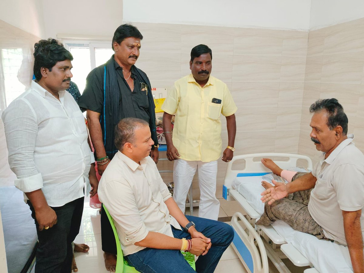 నగరి రూరల్ మండలం గుండ్రాజు కుప్పం కు చెందిన తెలుగుదేశం నాయకులు ధనంజయరాజు గారిని ఆసుపత్రి లో పరామర్శించి ఆరోగ్య వివరాలు తెలుసుకున్న నగరి ఎమ్మెల్యే గాలి భాను ప్రకాష్ గారు
#AdminPost