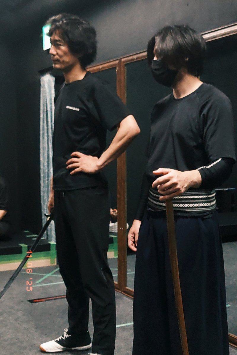 今日の #しばんたい お稽古

殺陣を頑張る※お二人を見守るの図。

※前公演『地獄たられば』にて一緒に殺陣をやらせてもらった中村さん（左）＆石川さん（右）

＼ｶﾞﾝﾊﾞﾚｰ🪭／