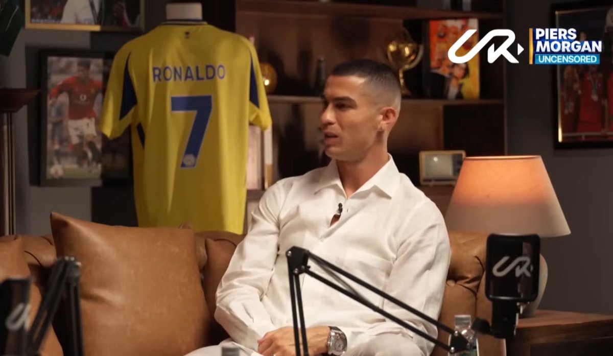 “Estou completamente satisfeito com a minha decisão de não comparecer ao funeral de Jota.

Não preciso ser o primeiro a chegar para que as pessoas digam: 'Olha só, Cristiano Ronaldo é o primeiro a chegar!'

Antes de tomar minha decisão, pensei primeiro na família de Jota e não