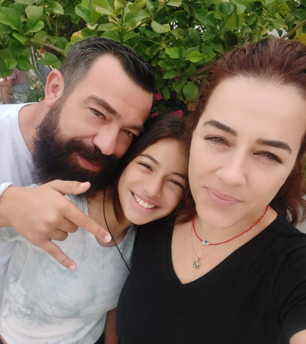 Sayın Yargıç!
Bir uçak düşünün.
Yolcusu bir baba.
Ama o uçağın kargosunda, o babanın biricik evladının cenazesi var.
Varış yerinde ise çocuğun annesi, yani o babanın eşi bekliyor.
Şimdi soruyorum size;
O uçakta ve varış yerinde kaç cenaze var?
#isiasolasıkast #isiasortakdavamız