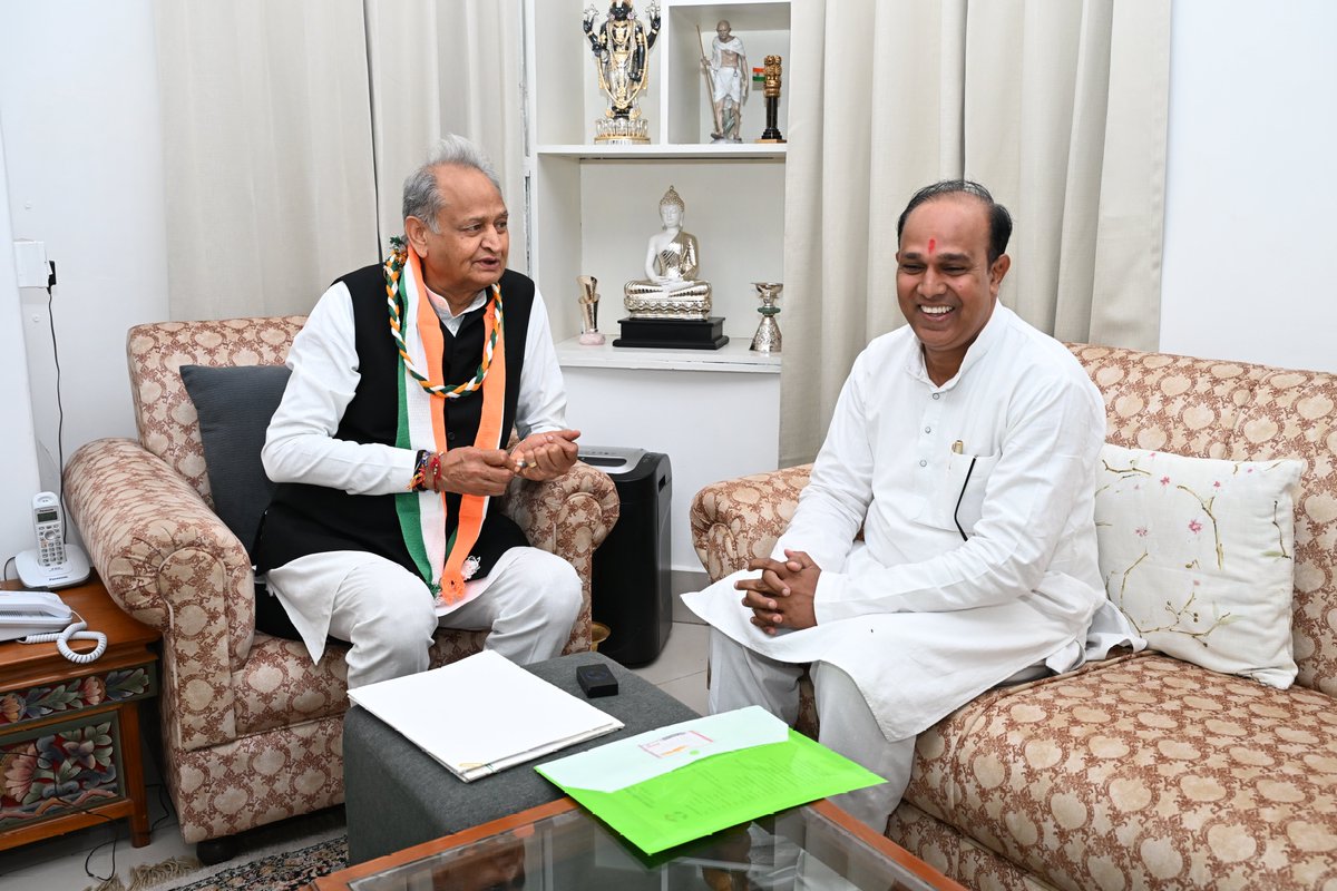HarishKumarINC_'s tweet photo. राजस्थान के जननायक पूर्व मुख्यमंत्री आदरणीय श्री अशोक गहलोत साहब से आज जयपुर आवास पर आत्मीय मुलाकात कर आशीर्वाद प्राप्त किया, साथ ही सीरोही जिले की राजनीतिक चर्चा की ।
@INCRajasthan @ashokgehlot51 https://t.co/6VcuGdDyox