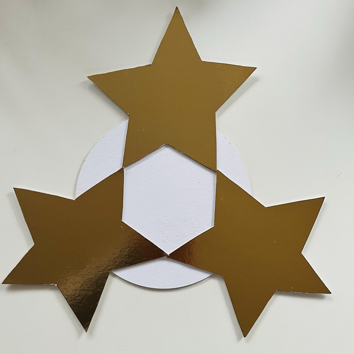 Zeltīti kūku paliktņi labi der ne tikai kūkām un piparkūku mājiņām, bet arī Trīs Zvaigžņu plakāta taisīšanai ⭐️⭐️⭐️ plds par ideju Indriķim Ģelzim. Tiekamies šovakar Doma laukumā!