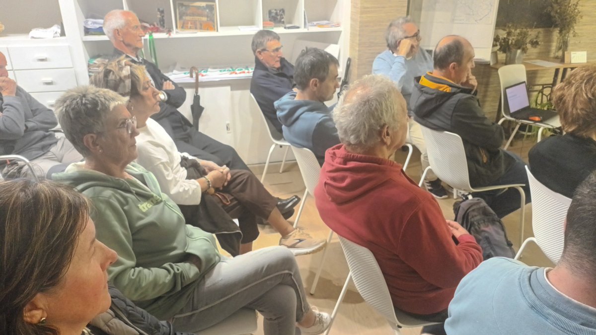 Herri batzar jendetsua izan genuen atzo Arkaitz Rodriguezekin. Une politikoaren irakurketa eta Nazio Elkarrizketaren gakoak partrekatu genituen.

Eskerrik asko guztioi

#Elgoibar
#AskatasunHaizea