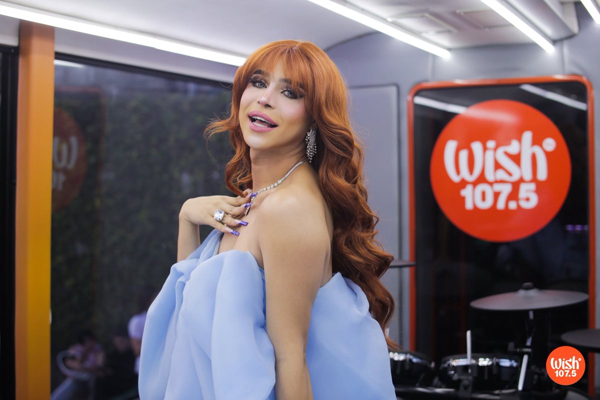 DragScenePH's tweet image. Viñas Deluxe looks dazzling on her debut on Wish Bus 🚌💋

DAZZLING???✨

Photo from Wish 107.5

#MisisIt
#DragScenePH 
#ViñasDeluxe