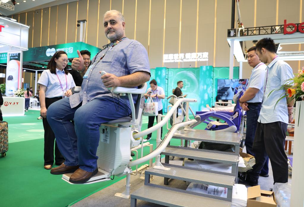 Embassy of China in the Netherlands tweet media