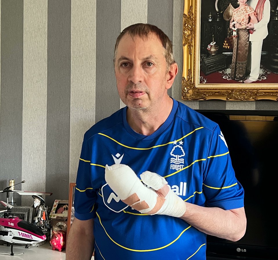 🚨 NEW : Nottingham Forest atas permintaan pemiliknya, Evangelos Marinakis, telah menyumbangkan £10.000 (sekitar Rp 218 juta) ke halaman JustGiving yang dibuat oleh sesama penggemar untuk mendukung pemulihan Stephen Crean.

Dia juga telah ditawari tiket musiman gratis untuk musim