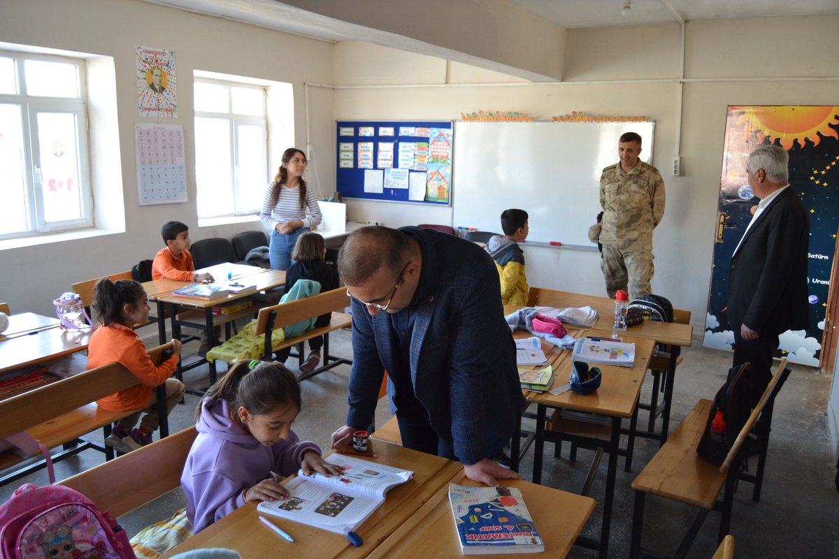 bismilkaymakam's tweet image. Kaymakamımız Sayın Recep HASAR, Kamışlı İlkokulu’nu ziyaret etti. Öğrencilerle sohbet etti, kırtasiye ve hijyen kolileri hediye etti. “Çocuklarımızın eğitimi önceliğimiz. Başarıları için elimizden geleni yapacağız,” dedi.

@RecepHasar44